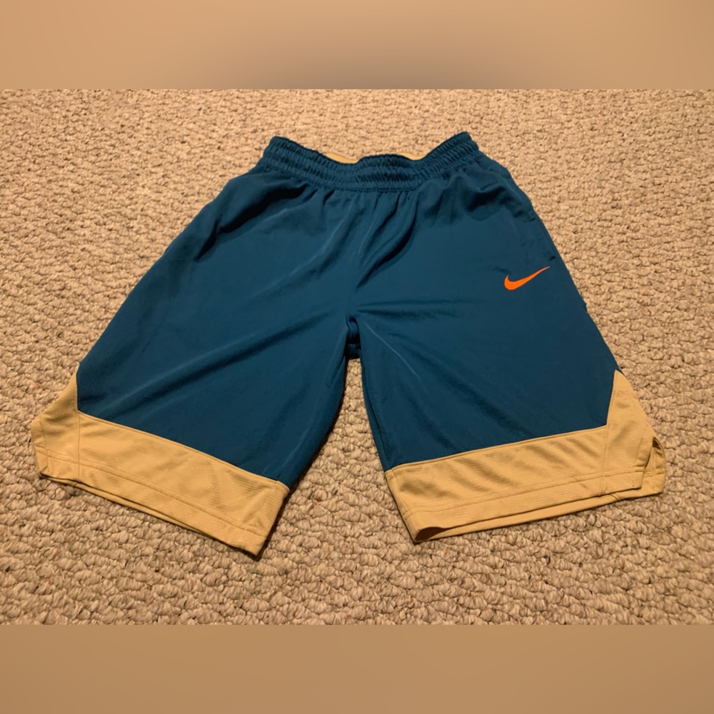 Men’s Nike dri fit basketball shirts size small